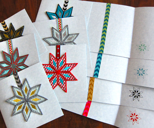 Weihnachtspostkarten, verziert mit Bändern und Stern